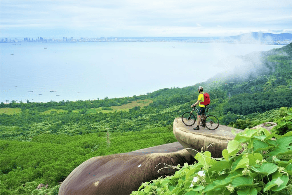 Từ vị tr&iacute; đắc địa, tầm mắt bạn sẽ &ocirc;m trọn bờ biển trải d&agrave;i như dải lụa, nơi sắc xanh ngọc b&iacute;ch của biển cả h&ograve;a quyện c&ugrave;ng m&agrave;u lam dịu d&agrave;ng của bầu trời